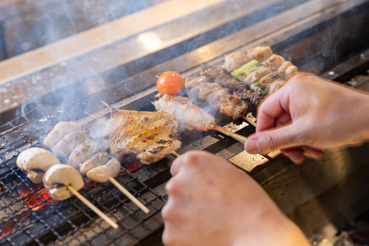 炉ノ鳥で炭火調理をする手仕事